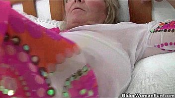 Белокурая мама в белоснежной ночнушке чпокается с нигером в очко